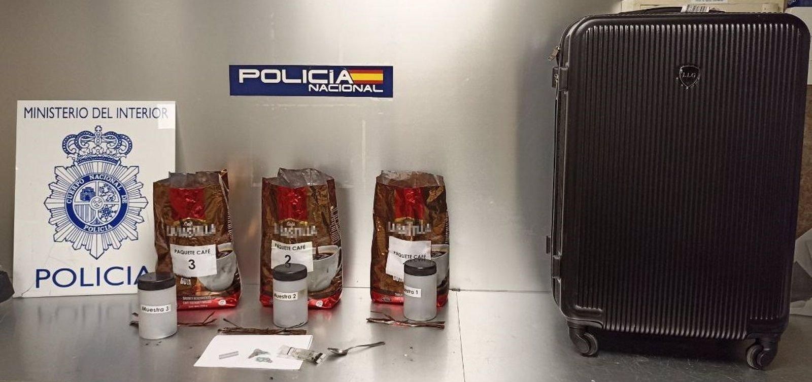 Detenidos dos pasajeros
en Barajas por llevar 11 paquetes de café mezclados con cocaína en las maletas