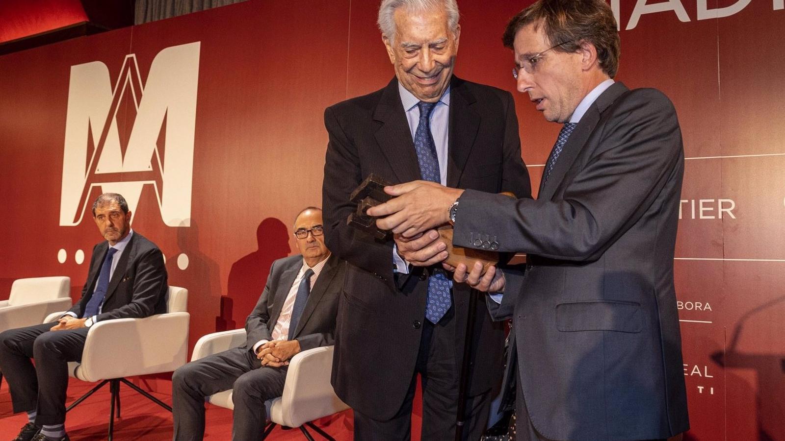 Martínez-Almeida destaca a Vargas Llosa como un representante de la universalidad de Madrid y de espíritu cosmopolita