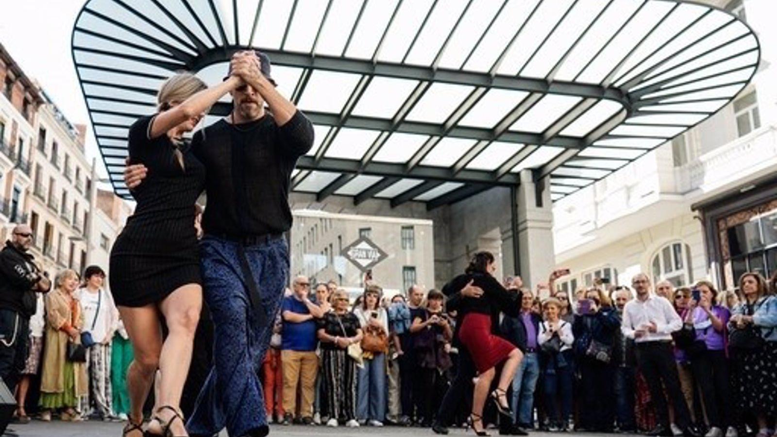 Un flashmob de tango en el templete de la estación de Gran Vía celebra el Día de la Hispanidad
