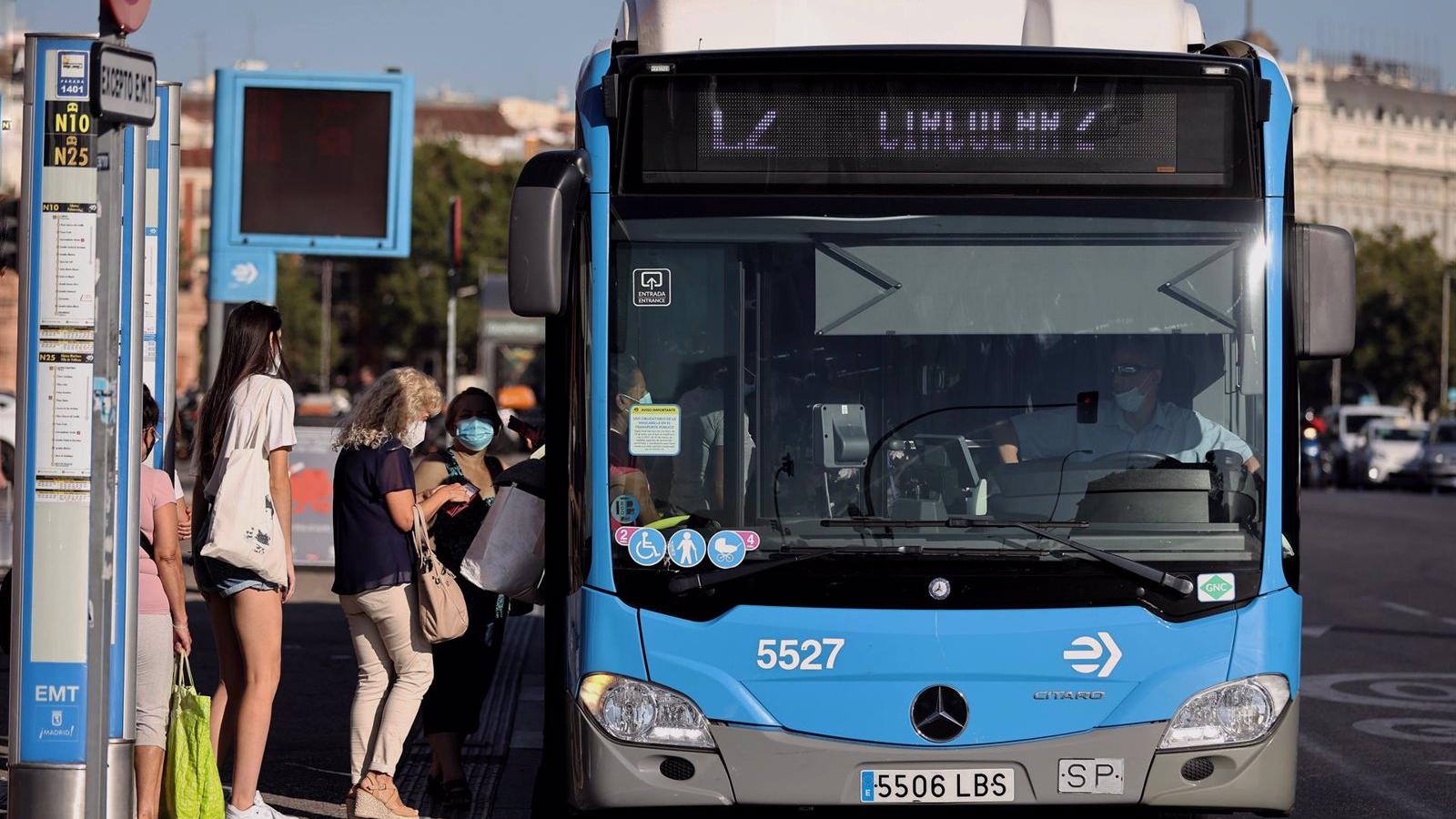 Los pasajeros en Metro crecen un 22,7% y los usuarios de la EMT suben un 19,7% en agosto