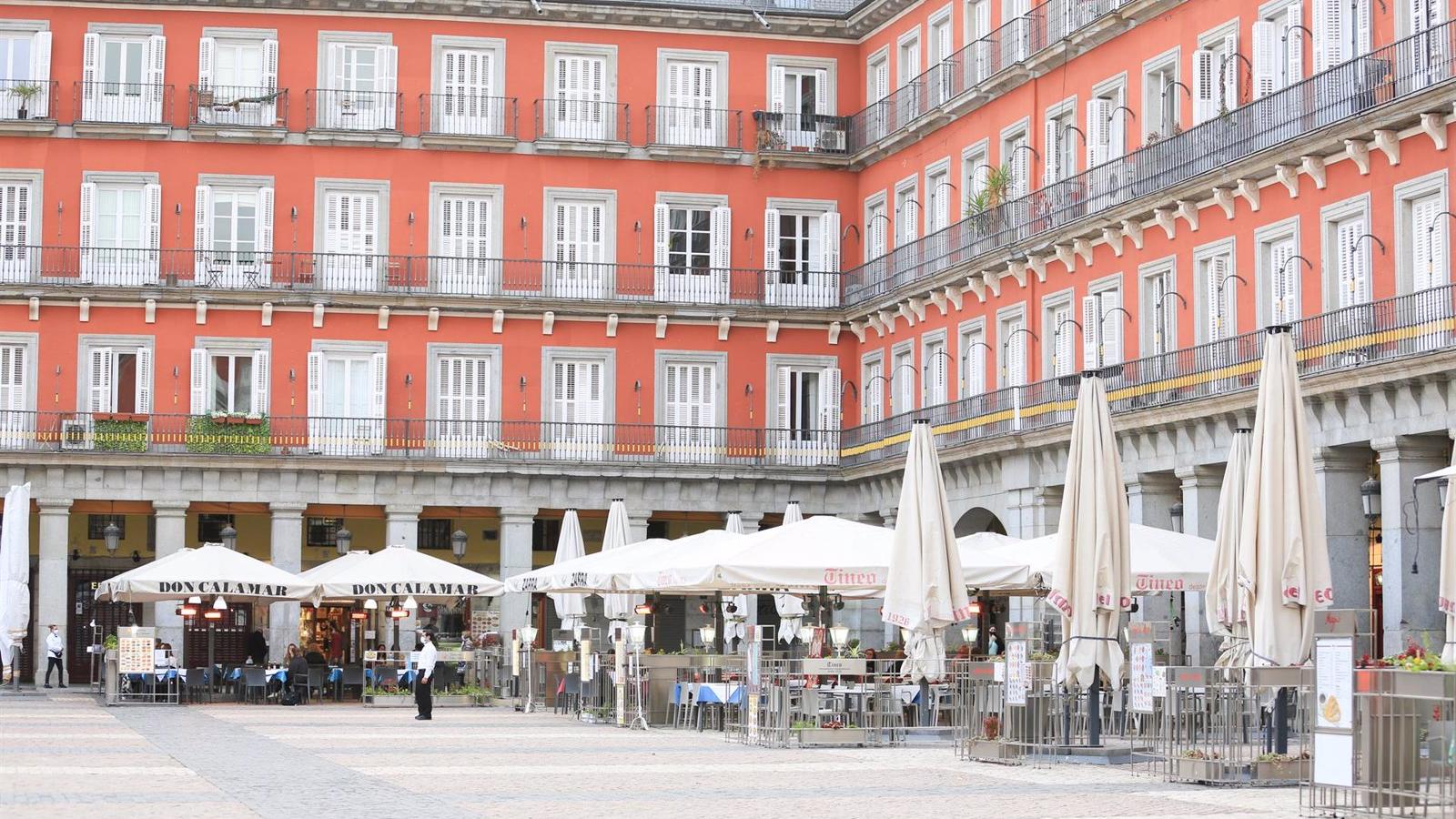 La Policía carga contra aficionados del Brujas por negarse a desalojar la plaza Mayor