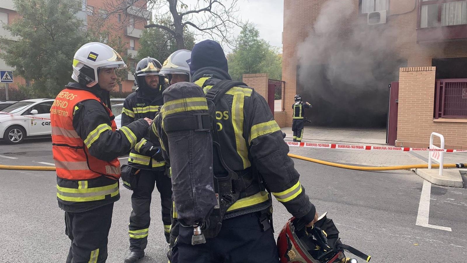 Doce dotaciones de Bomberos trabajan en la extinción de un fuego sin heridos en un garaje en Usera