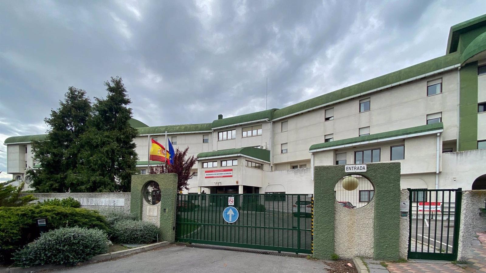 Familiares de la Residencia de Mayores de Alcorcón denuncian que una trabajadora tiene que atender a 20 dependientes