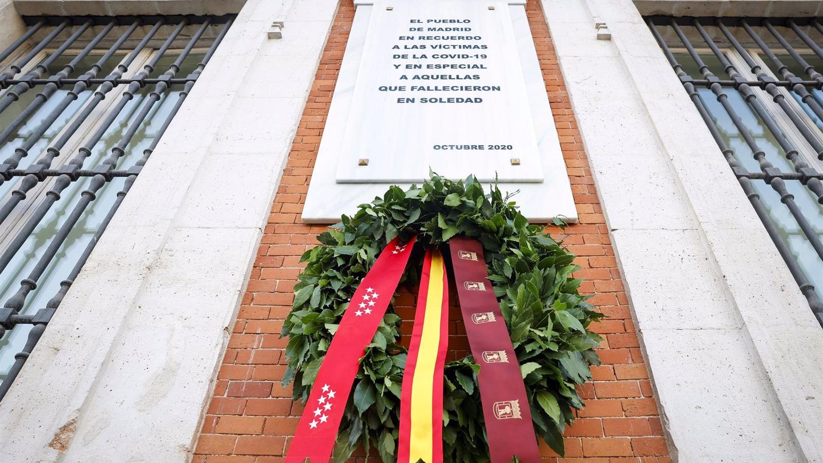 La Comunidad de Madrid renueva el reconocimiento a las víctimas del Covid con una corona de laurel