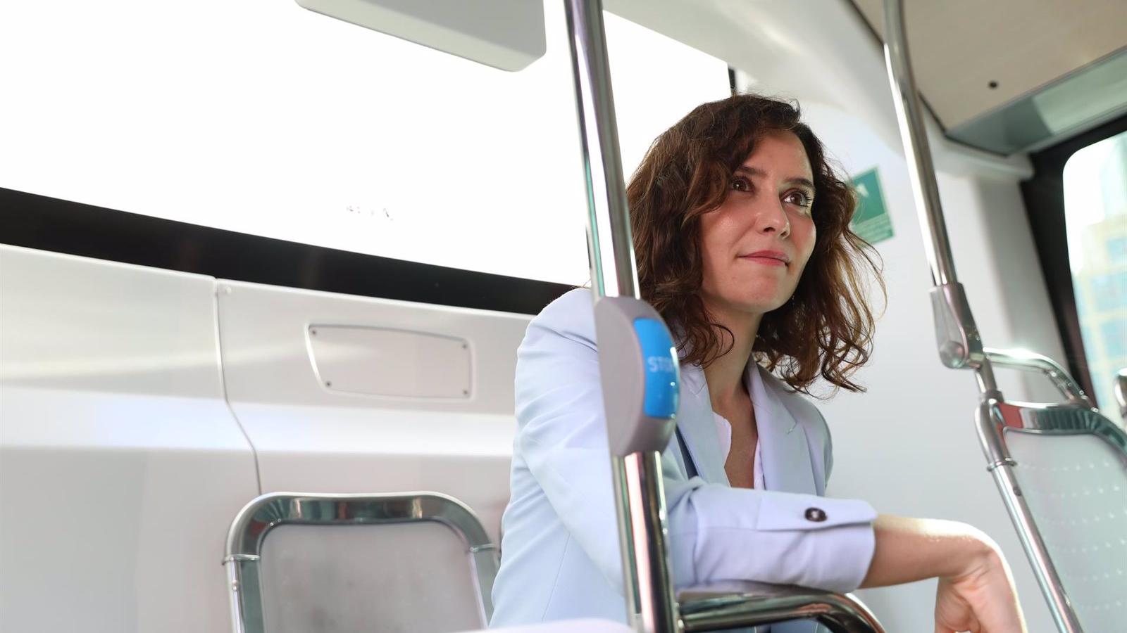 Díaz Ayuso enmarca en la normalidad los cambios en Sanidad y defiende que tiene un "gobierno estable"