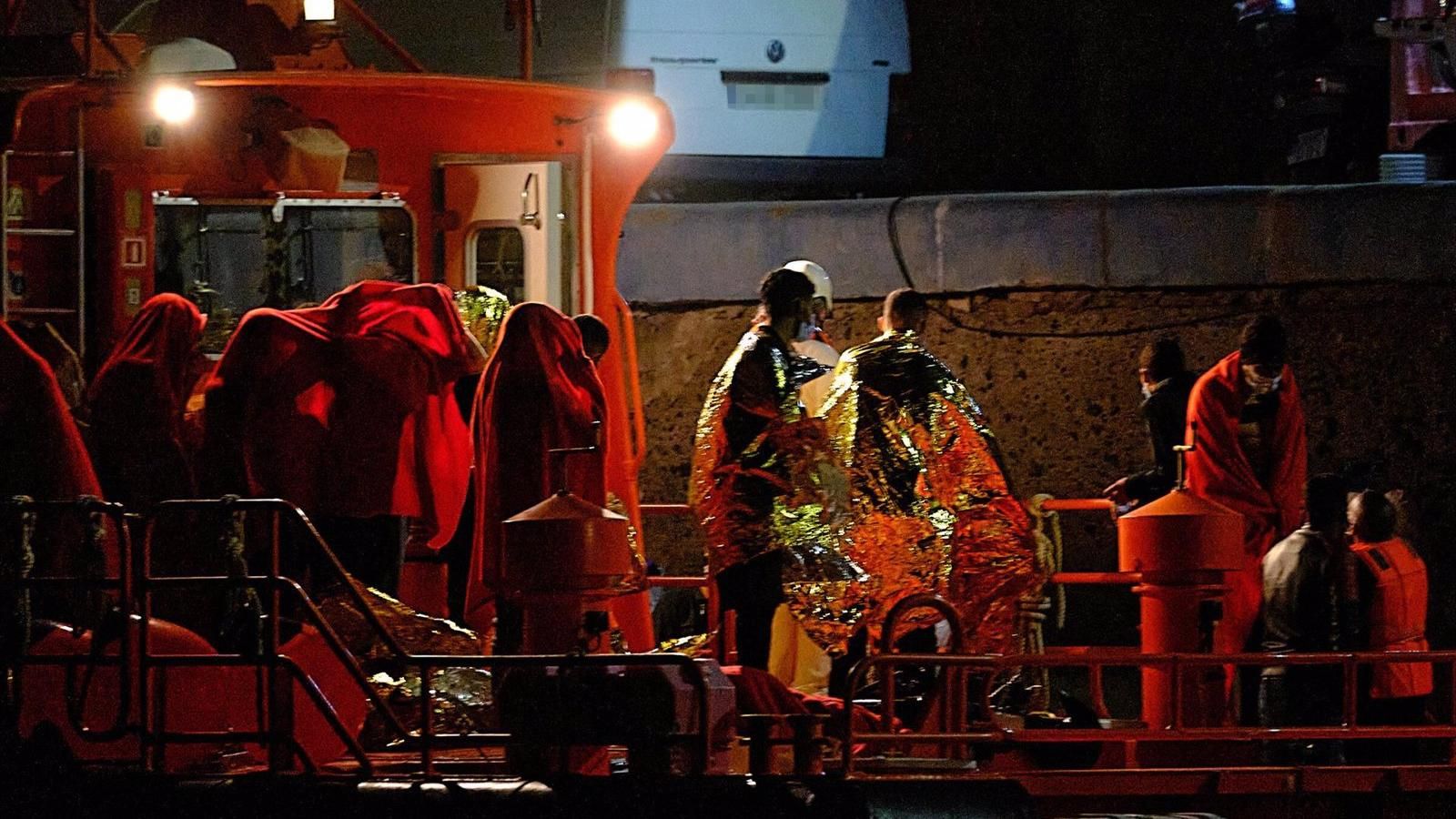 Sube la llegada de migrantes a Melilla por tierra y mar y a Ceuta por tierra pese a la bajada en el resto de la costa