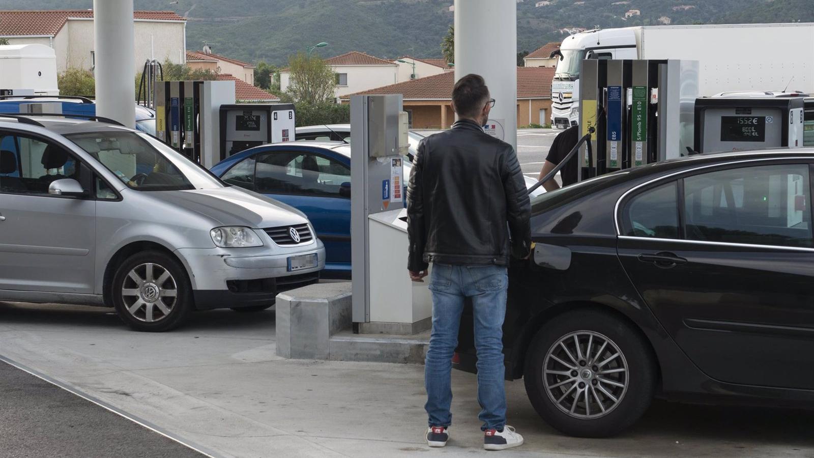 El precio de los carburantes prosigue su escalada y se encarece hasta un 5%, asomando el diésel a los dos euros