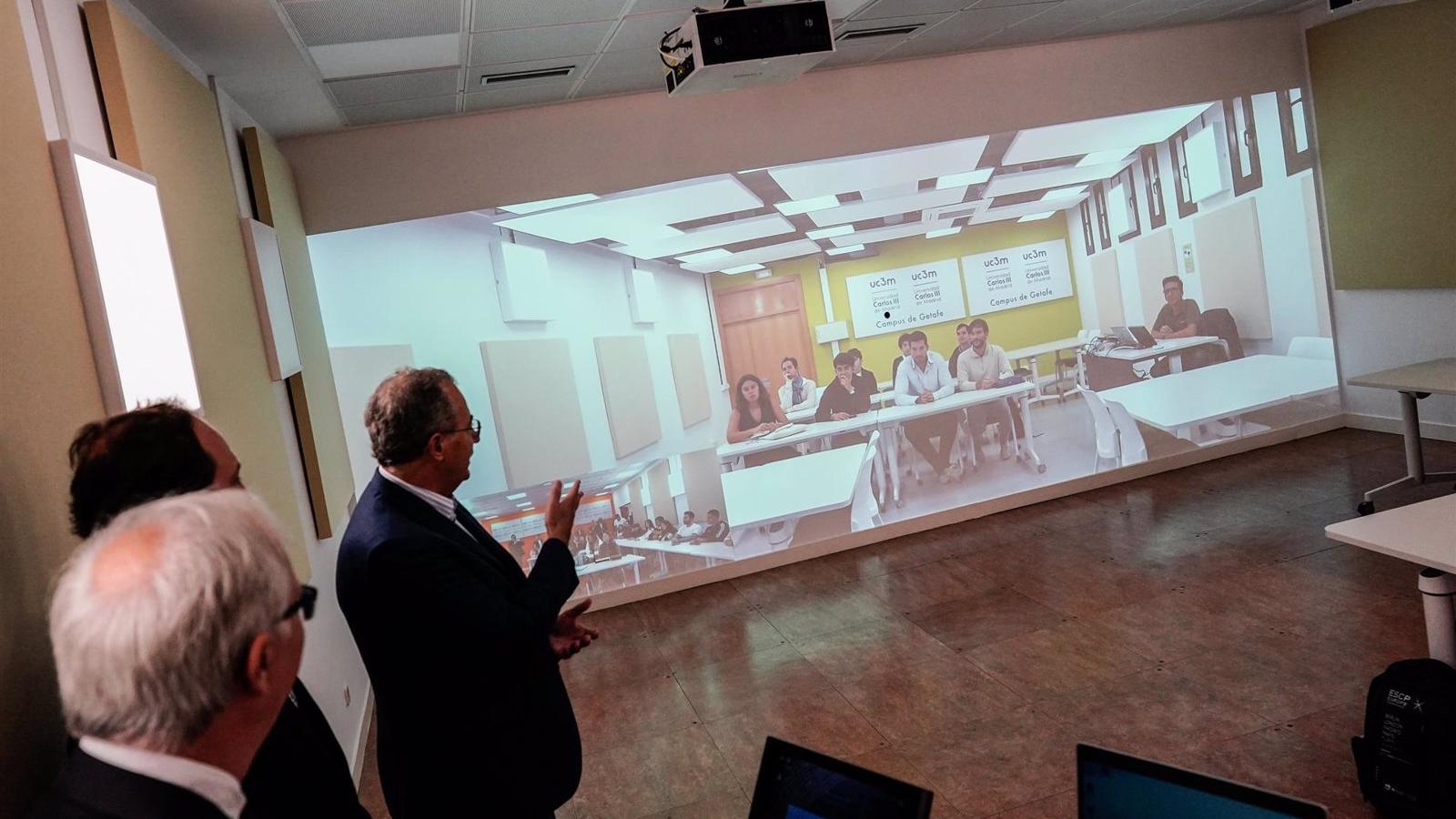 Las universidades públicas madrileñas incorporan a sus aulas la tecnología de la telepresencia