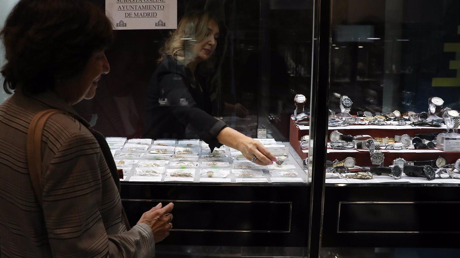 Los objetos perdidos más cotizados en la subasta del Ayuntamiento de Madrid: un Rolex y una pulsera de diamantes Los objetos perdidos más cotizados en la subasta del Ayuntamiento de Madrid: un Rolex y una pulsera de diamantes