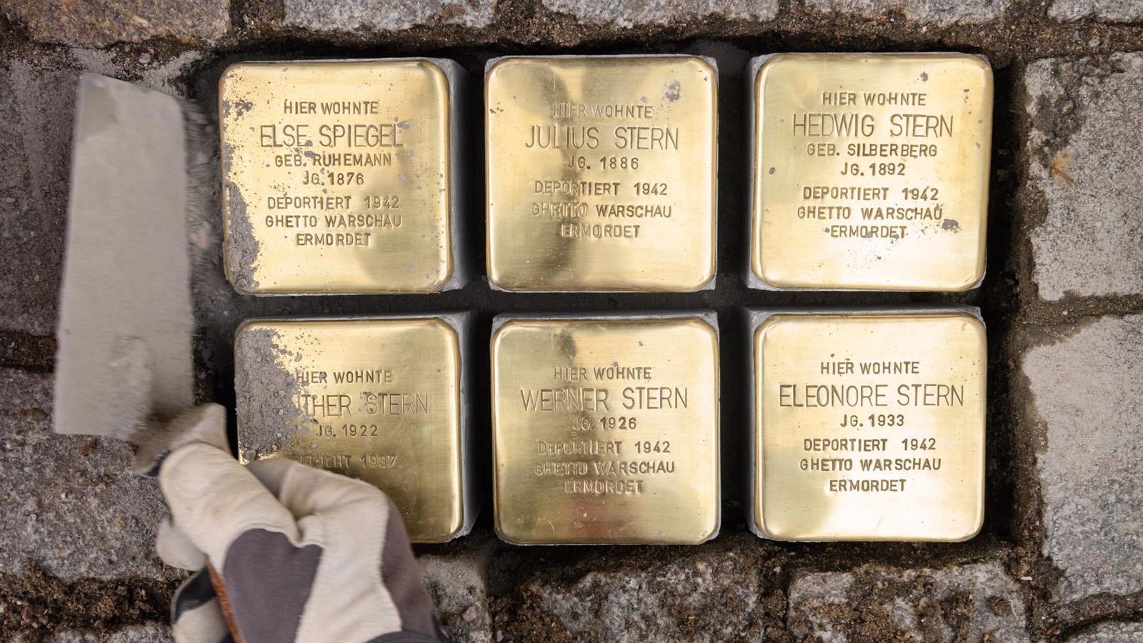 Otras ocho placas Stolpersteine, en homenaje a vecinos deportados a campos nazis, se colocan en Centro este viernes