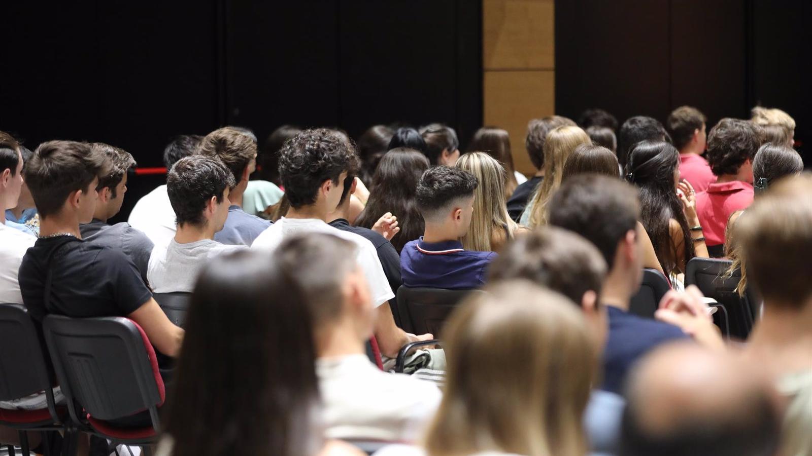 Más de 200 centros educativos madrileños darán asesoramiento a los alumnos para desarrollar su vocación
