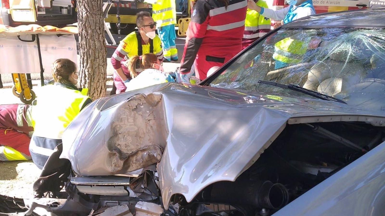 Graves una mujer de 82 años y un joven de 27 tras chocar su coche contra un árbol en Pozuelo