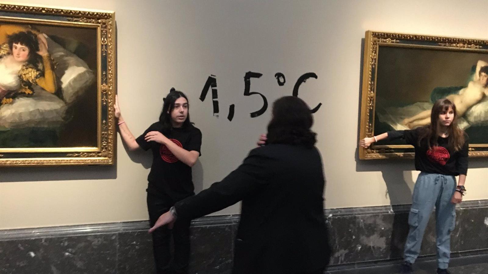 Dos activistas se pegan a los marcos de los cuadros de 'Las Majas' de Goya en el Prado
