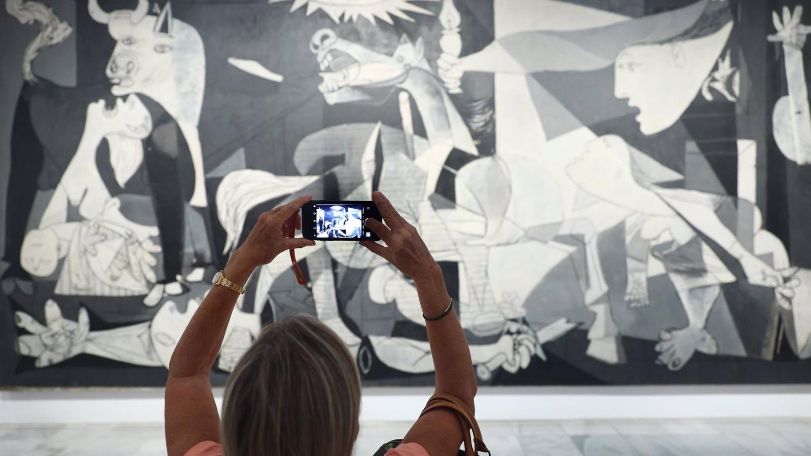 El Museo Reina Sofía refuerza la sala del Guernica, incluyendo vigilancia policial El Museo Reina Sofía refuerza la sala del Guernica, incluyendo vigilancia policial