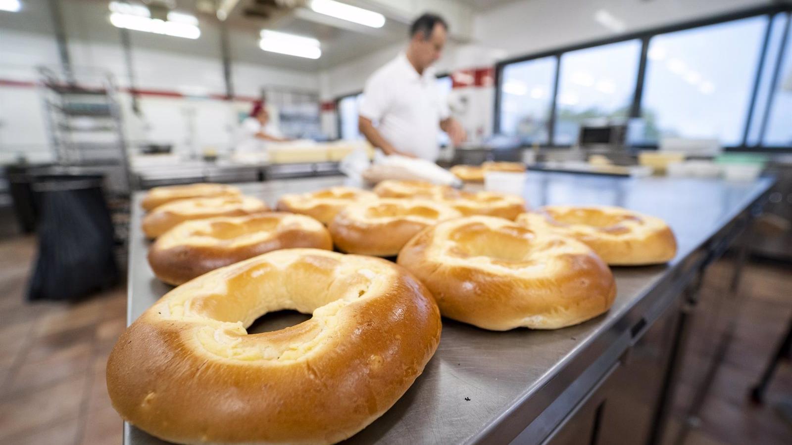 Cerca de 350.000 coronas de la Almudena en las pastelerías madrileñas Cerca de 350.000 coronas de la Almudena en las pastelerías madrileñas