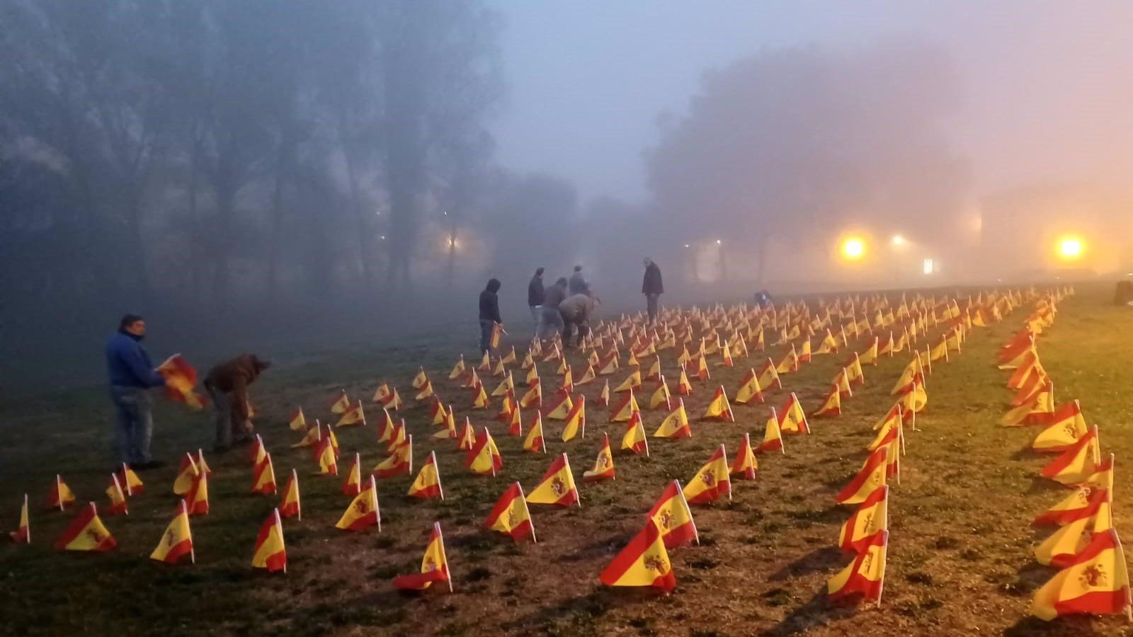 Vox coloca en el Día de la Memoria 375 banderas españolas en Vitoria para recordar los crímenes de ETA sin resolver