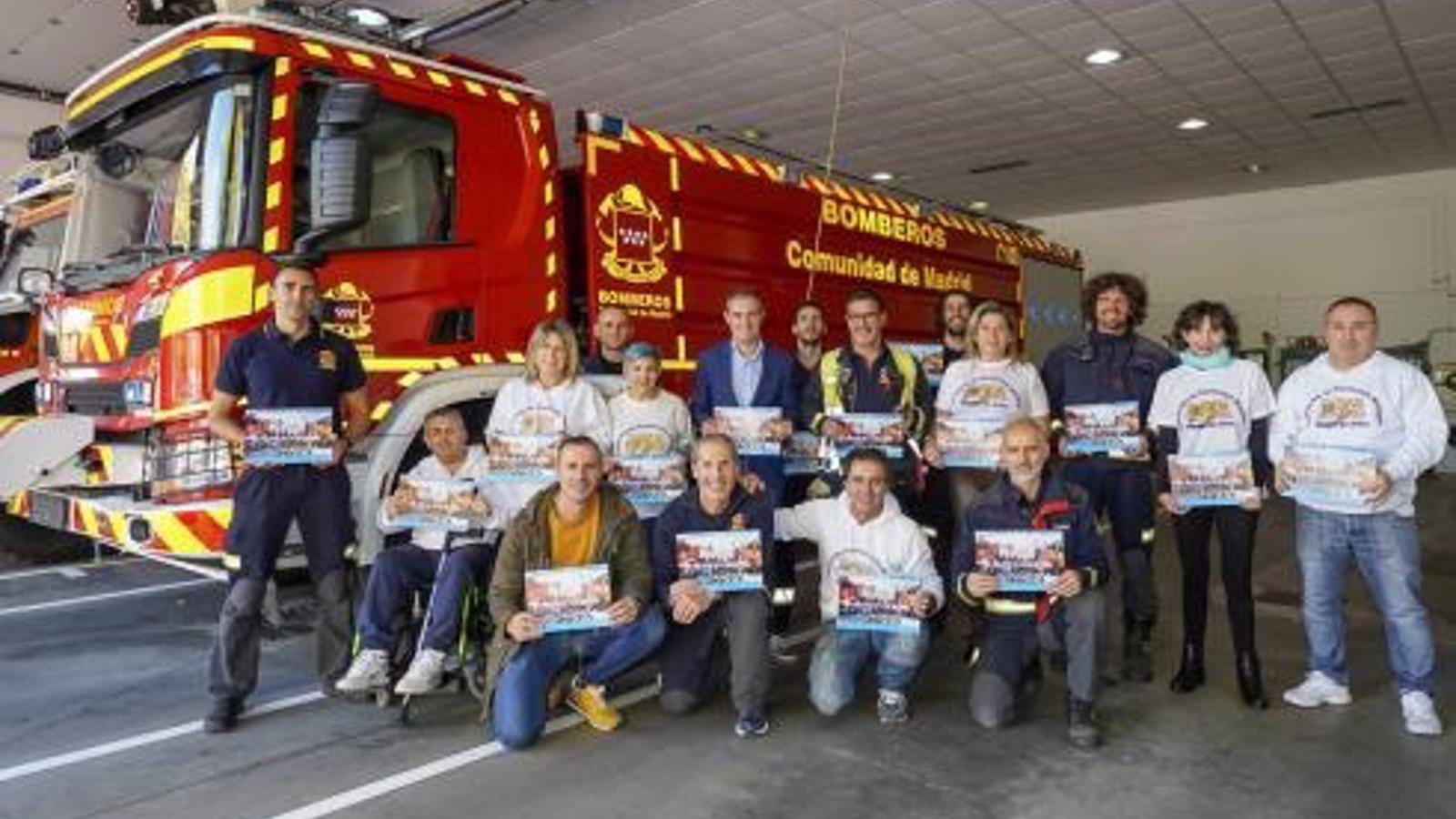 Los Bomberos de Torrejón posan en el calendario solidario de la ADEMTA con miembros de la entidad