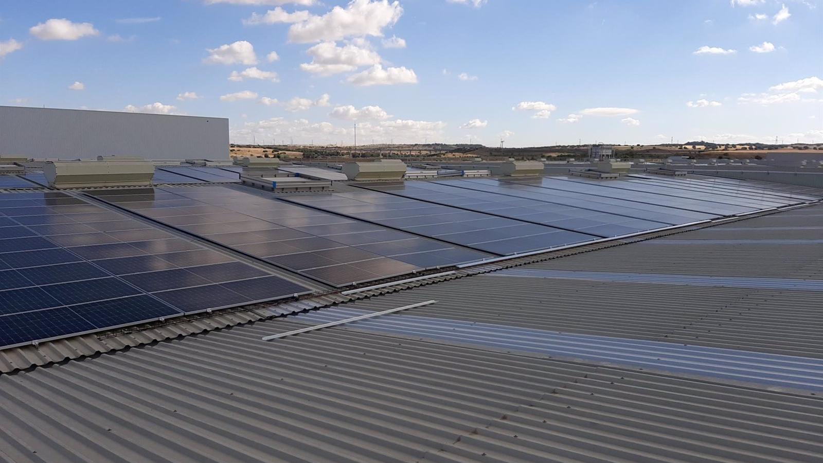 Ahorramas instala 3.300 placas solares en su plataforma central de Velilla de San Antonio
