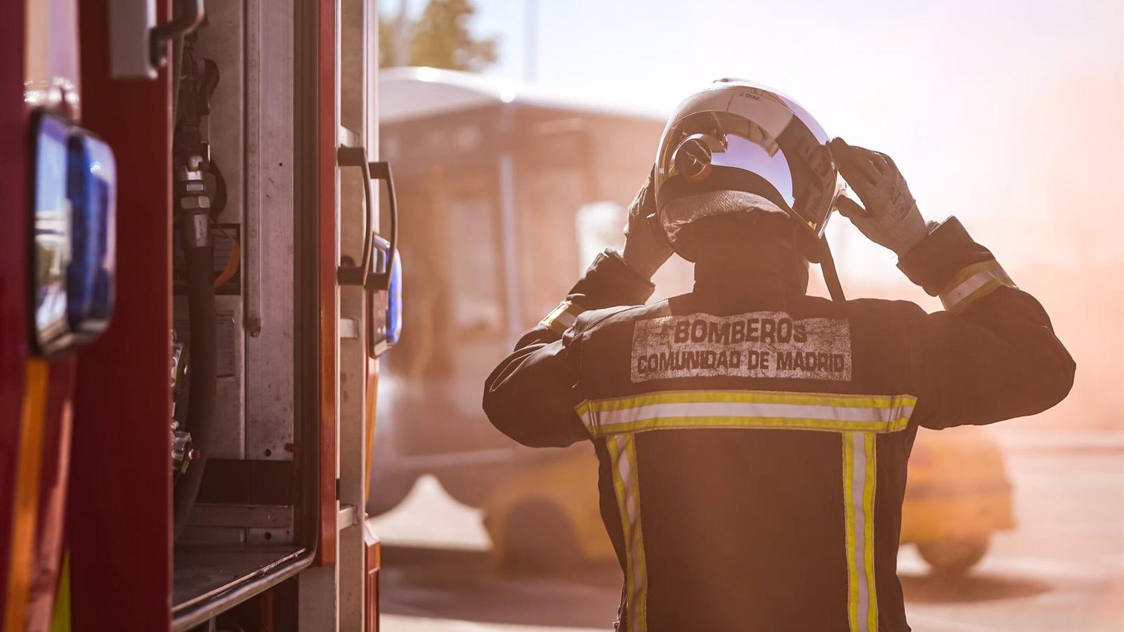 Un herido grave y otras once personas atendidas por un incendio en una vivienda en Alcalá