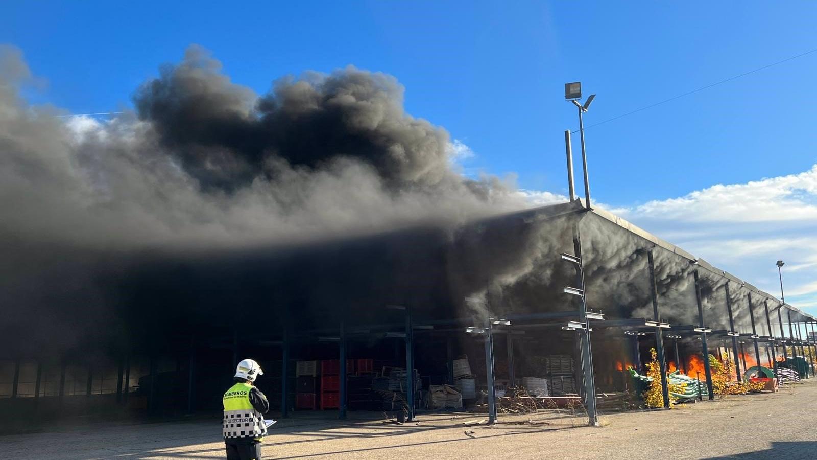 Un gran fuego industrial en Navalcarnero provoca una gran humareda sin heridos