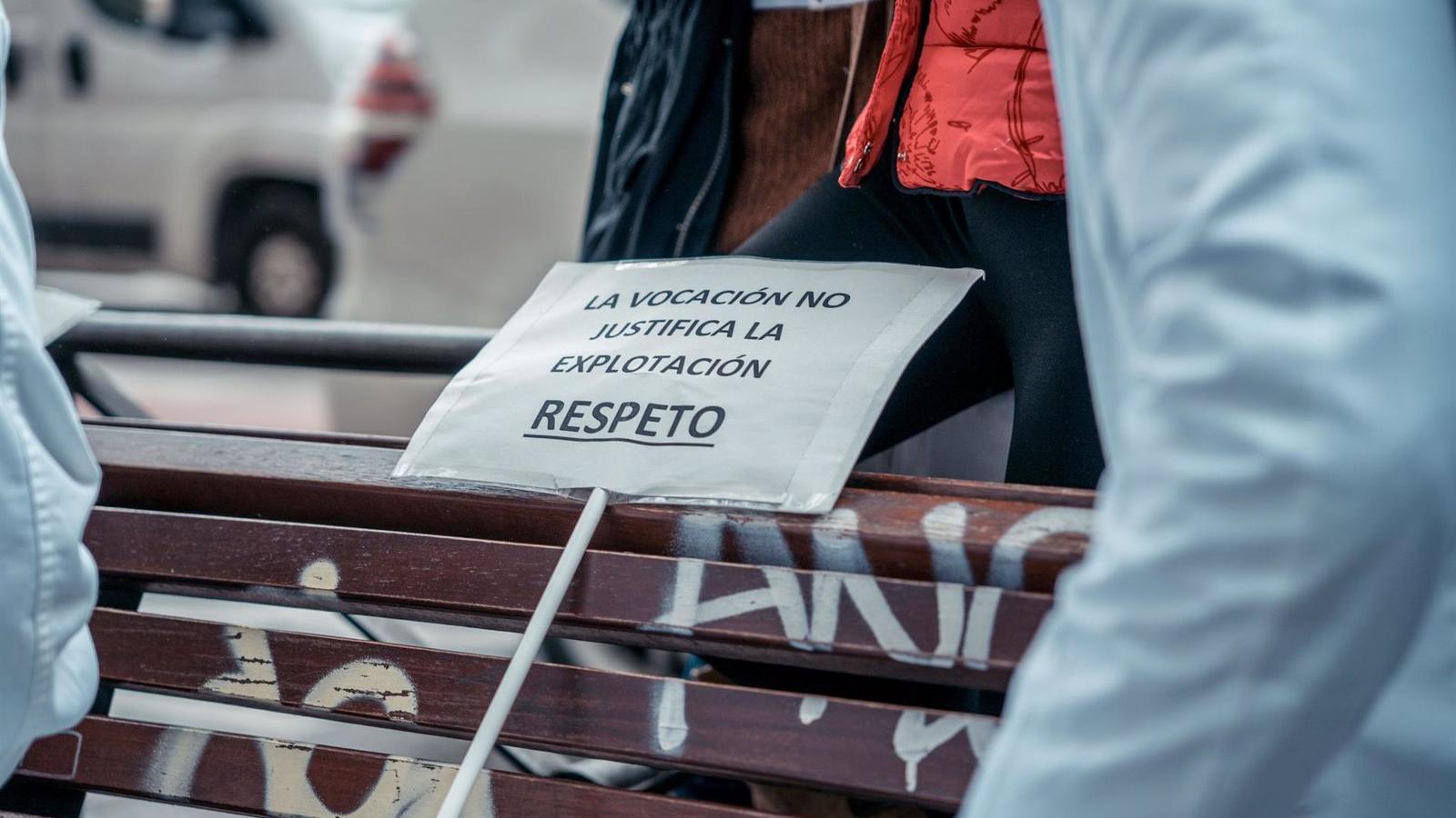 Protesta frente a la Consejería de Sanidad para pedir menos sobrecarga y mayor inversión