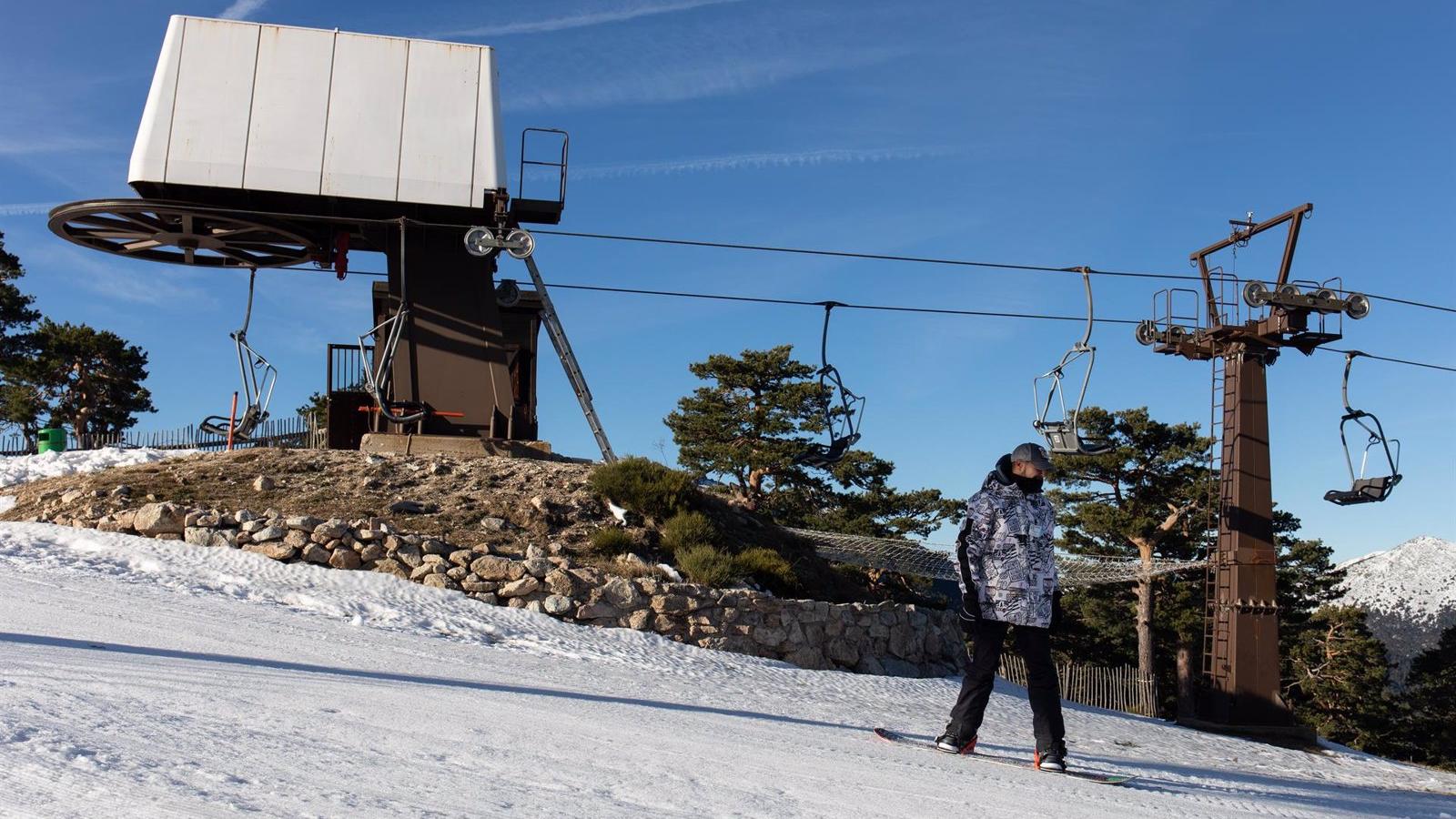 Permiten cautelarmente a la estación de esquí de Navacerrada el uso de un arroyo para fabricar nieve artificial