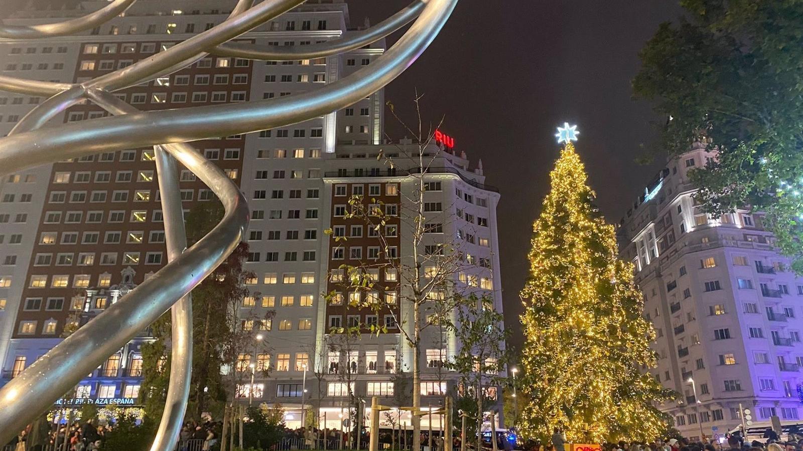 La ciudad de Madrid ilumina sus calles para dar la bienvenida a la Navidad