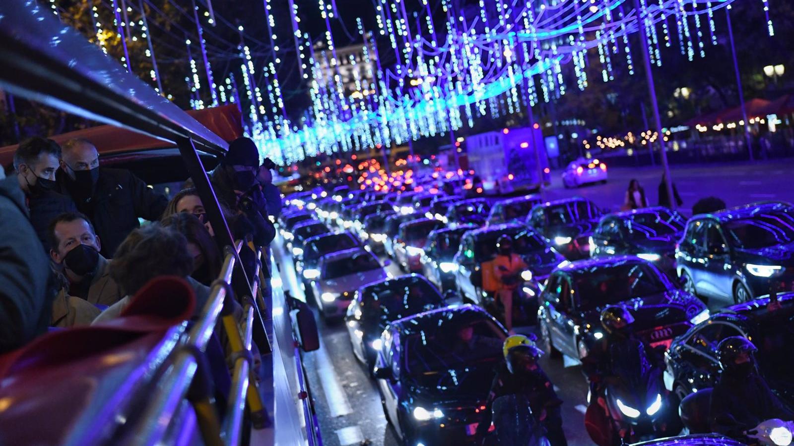 El autobús Naviluz regresa a las calles de Madrid para disfrutar de las luces navideñas