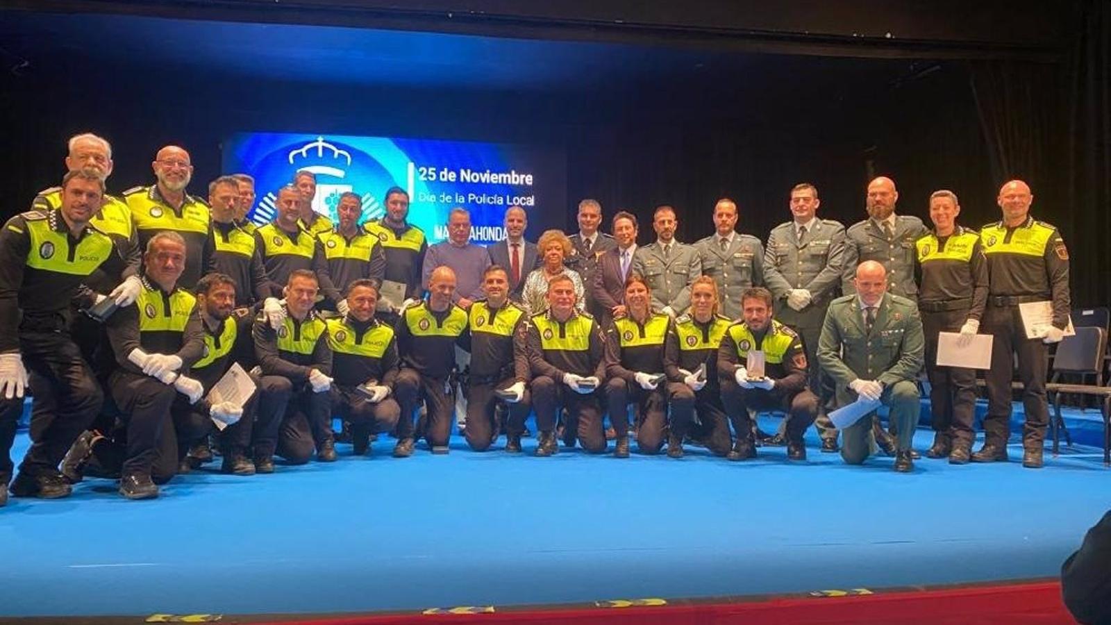 El Ayuntamiento de Majadahonda reconoce a los policías locales y guardia civiles en el acto en honor a Santa Catalina