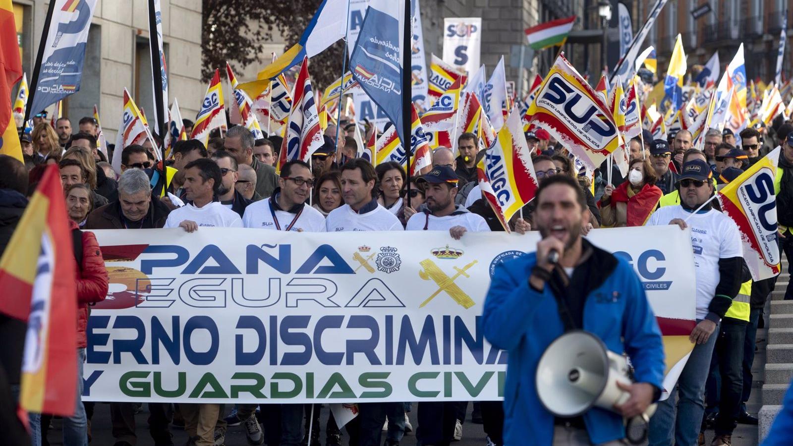 Miles de policías y guardias civiles de toda España protestan en Madrid contra la "discriminación" del Gobierno de Sánchez y al grito de 'Marlaska dimisión'