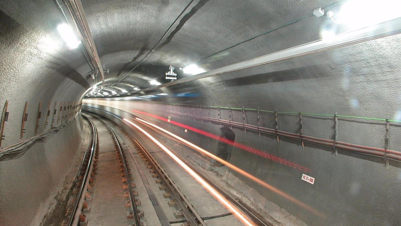 Un hombre se esconde en un túnel del Metro para negarse a pagar el billete