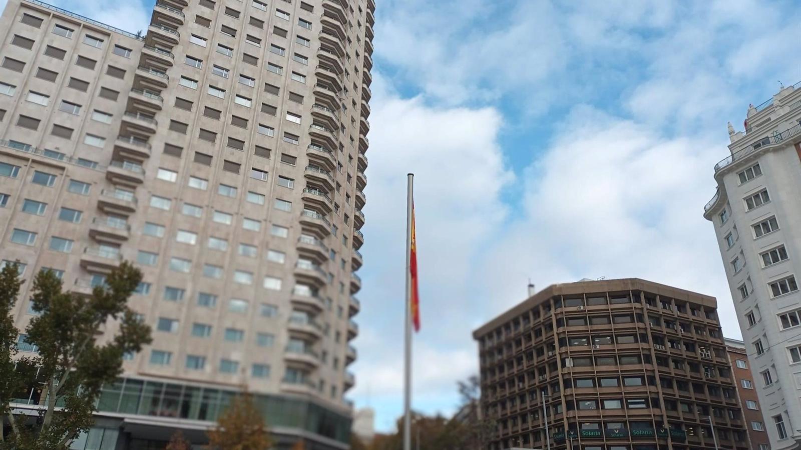 La bandera nacional preside la esquina de Plaza de España en su esquina con Princesa desde un mástil de 18 metros