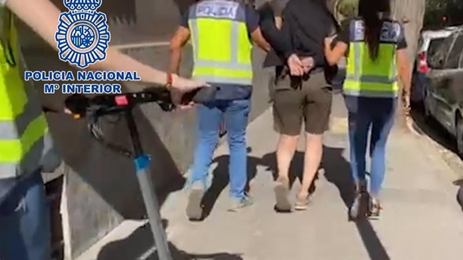 Detenido un ciudadano francés de 37 años por robar tarjetas bancarias a ancianos en cajeros y huir en patinete