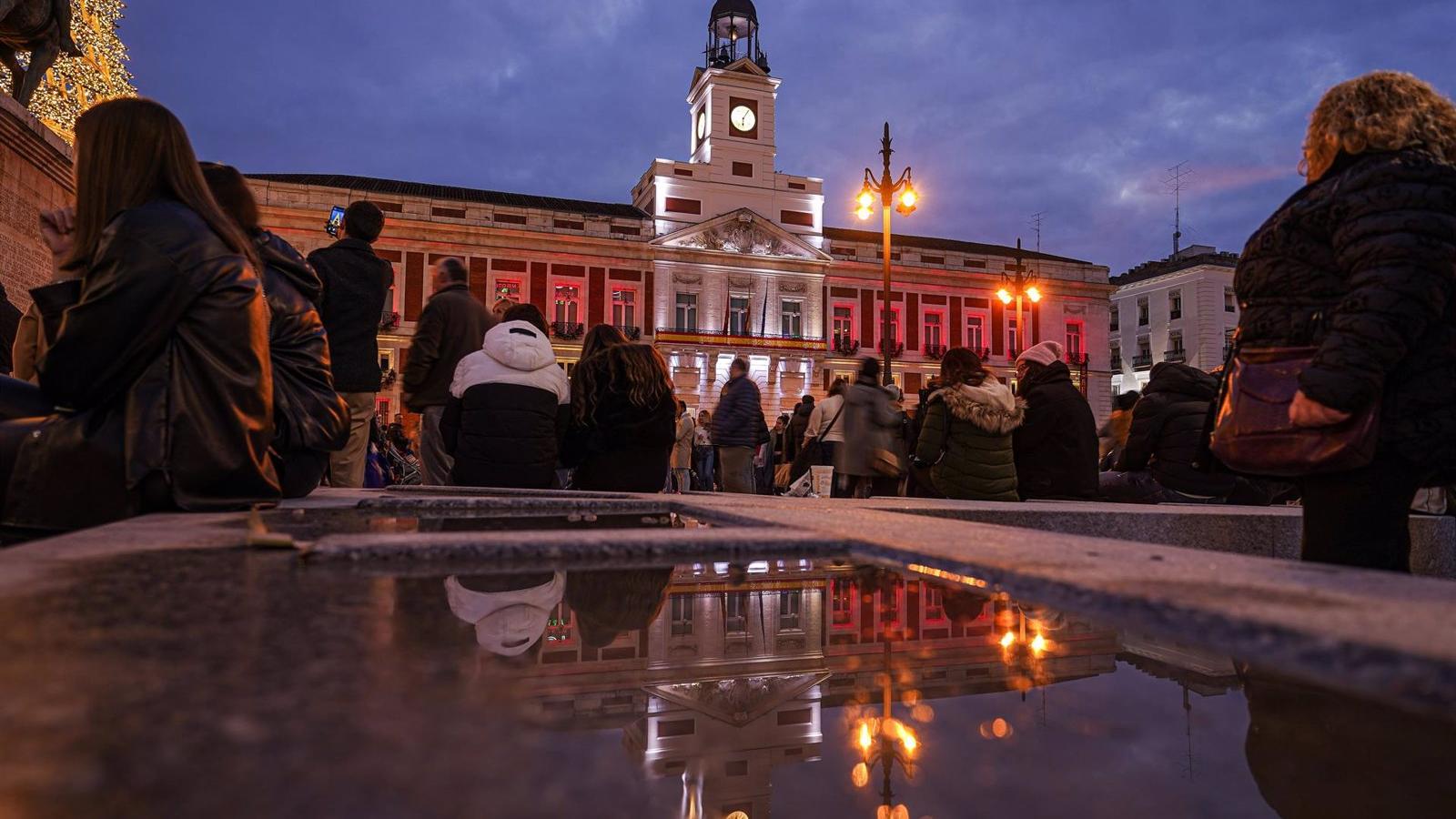 La Real Casa de Correos se ilumina con colores de la bandera española por el 44 aniversario de la Constitución