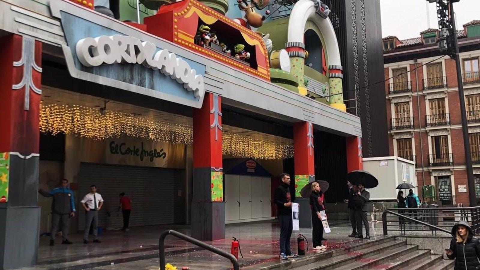 Activistas arrojan pintura en Cortylandia para protestar contra el modelo agroalimentario