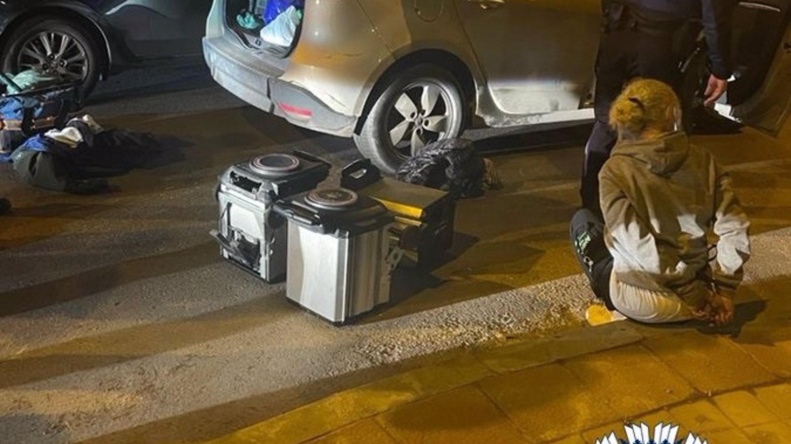 Pillan a tres individuos robando baterías de motos eléctricas de alquiler