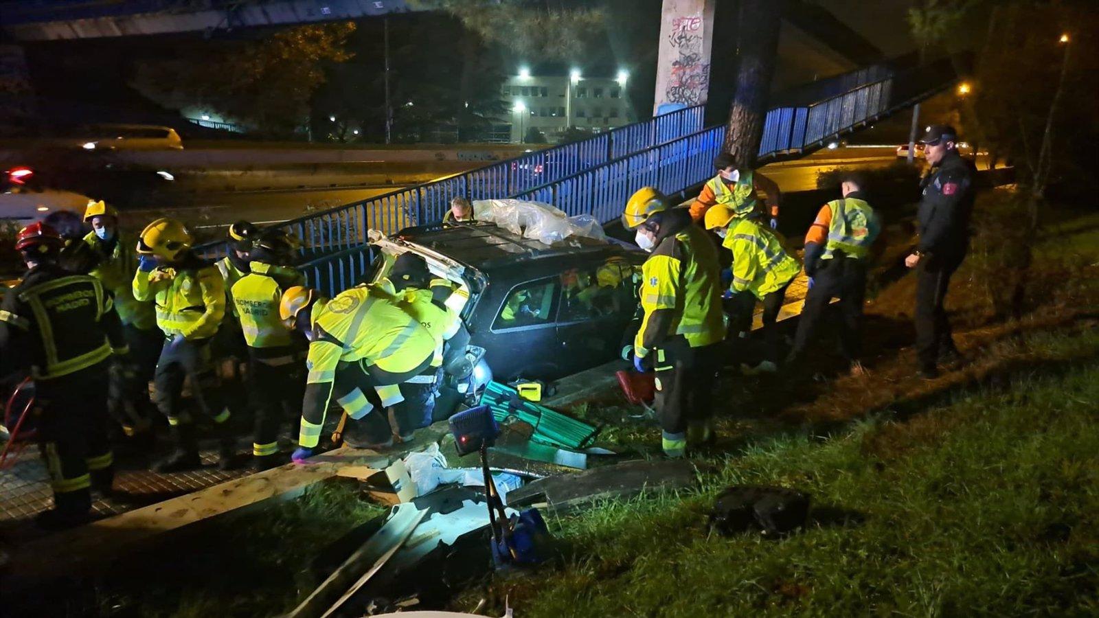 Un coche sale despedido y queda encajado junto a una pasarela peatonal de la A-6