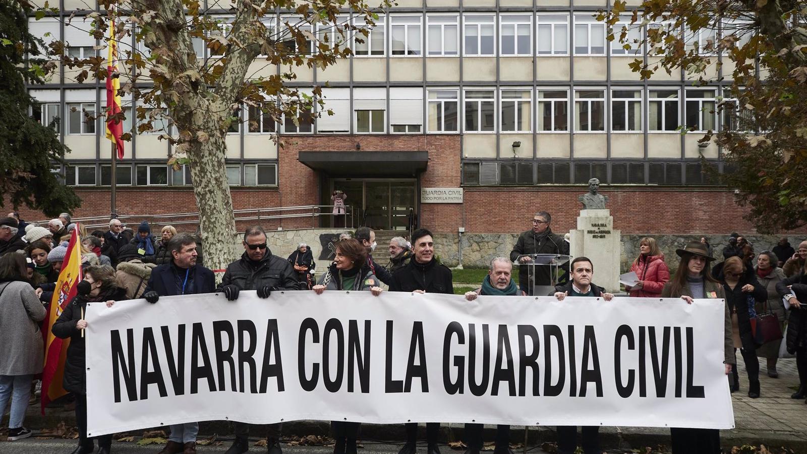 Un millar de personas muestran su apoyo a la Guardia Civil en Navarra tras el acuerdo sobre el traspaso de Tráfico