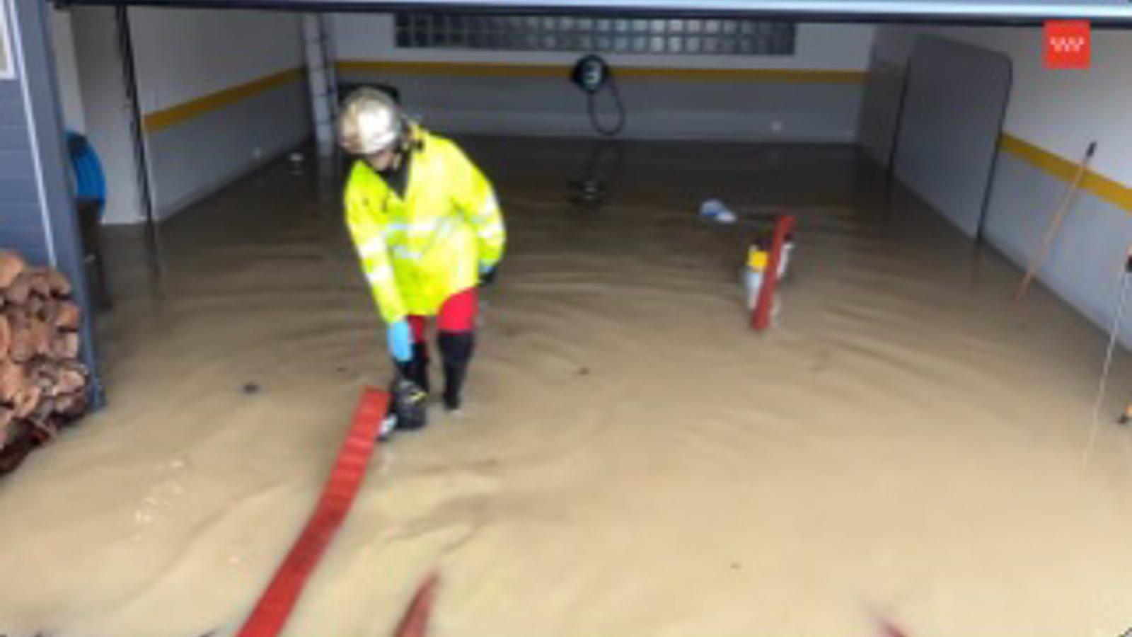 Los bomberos de la Comunidad y el Ayuntamiento realizan 171 intervenciones por la lluvia Los bomberos de la Comunidad y el Ayuntamiento realizan 171 intervenciones por la lluvia
