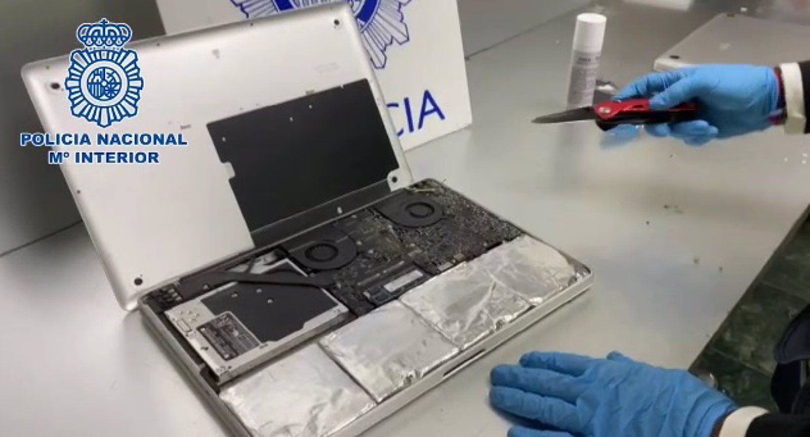  Detenidos dos individuos en Barajas que portaban más de dos kilos de cocaína en dobles fondos de ordenadores