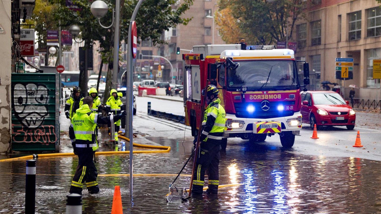 Los bomberos de la capital realizaron en 24 horas 141 intervenciones, 61 de ellas por agua