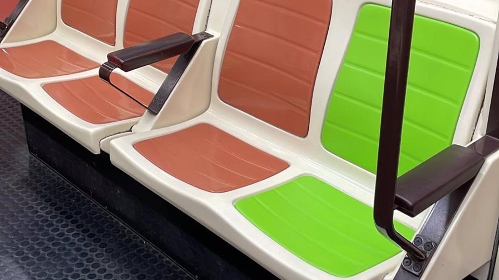 Los nuevos asientos de color verde en Metro, reservados para mayores, embarazadas y personas con movilidad reducida