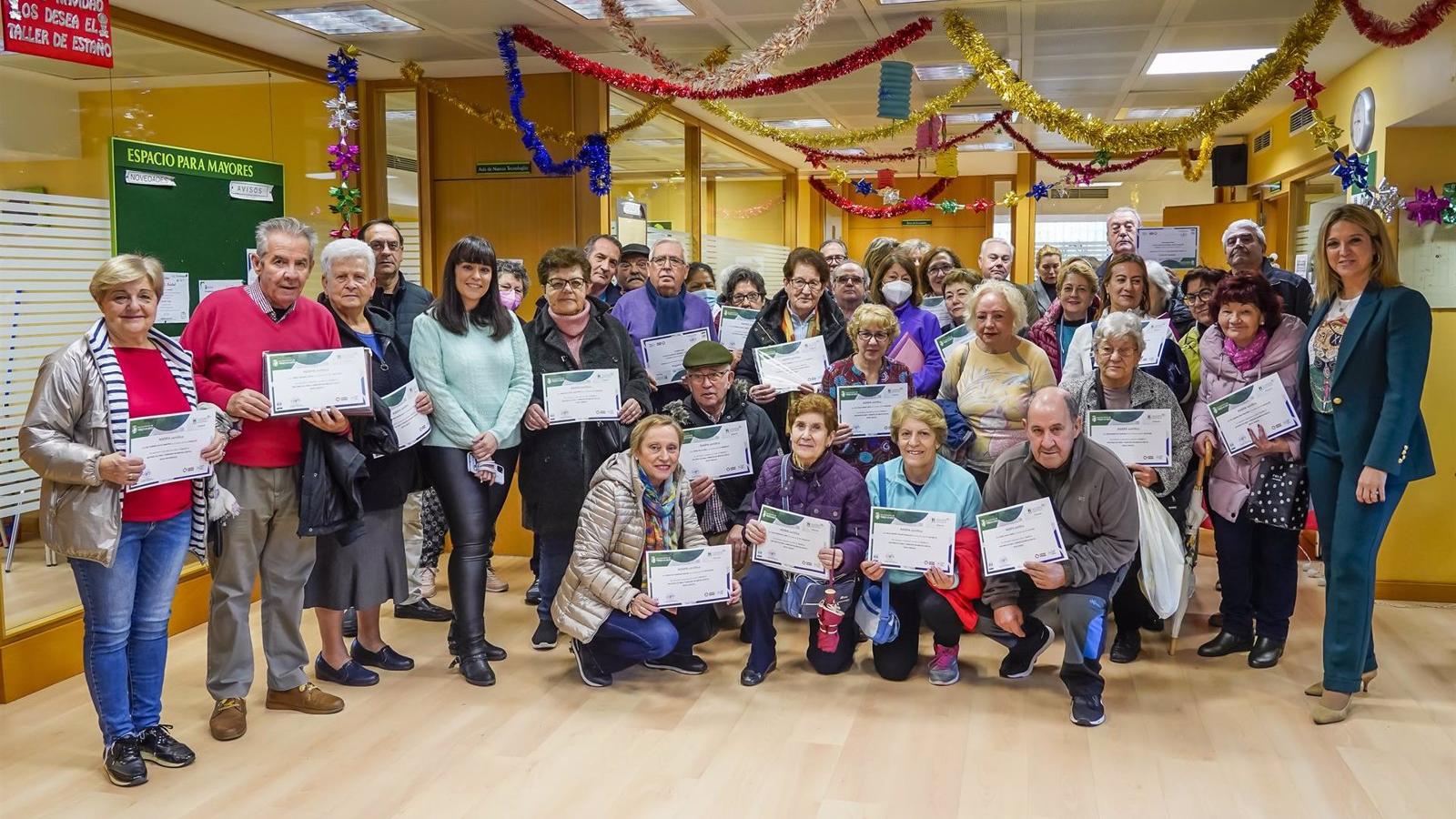 Entregados los diplomas de los nuevos talleres que enseñan a los mayores de Torrejón a hacer buen uso del móvil