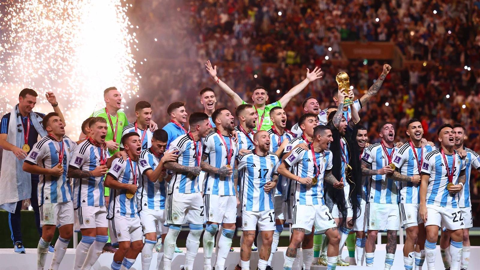 Miles de personas celebran en Sol la victoria de Argentina