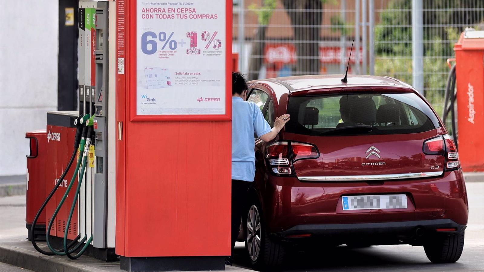 La gasolina baja un 3,16% y el diésel un 2,86%