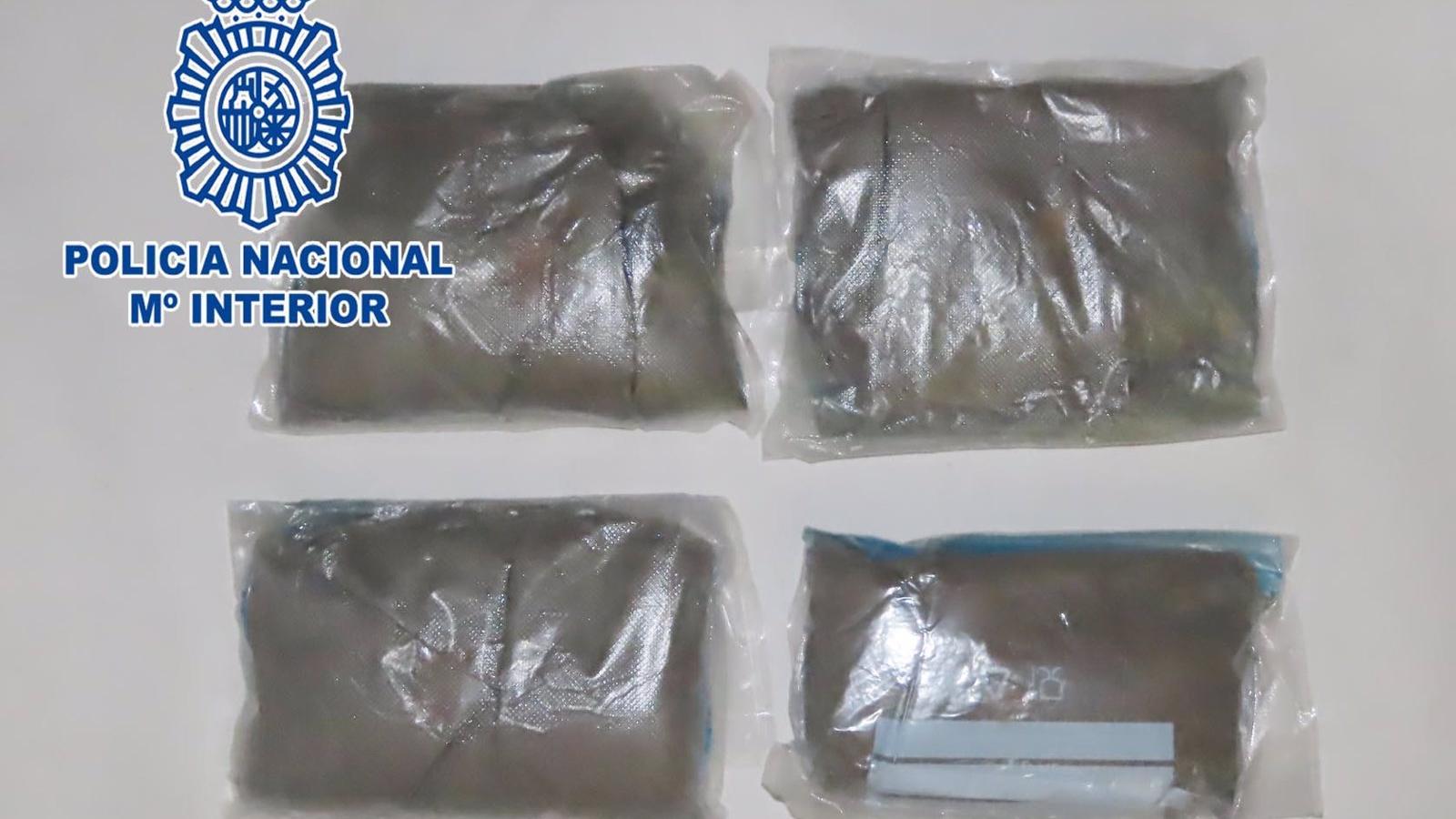 Dos detenidos en La Coruña por transportar cuatro kilos de heroína desde Madrid en un vehículo caleteado