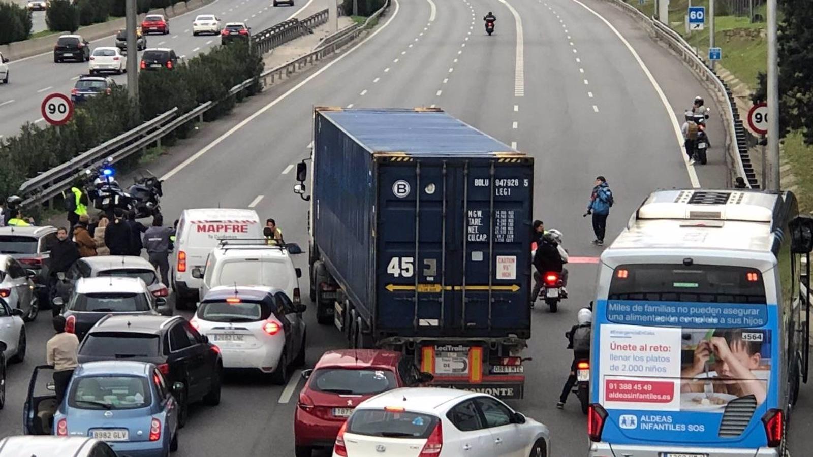  Detenidos siete activistas climáticos que se pegaron a la M-30 para bloquear la operación Salida de Navidad