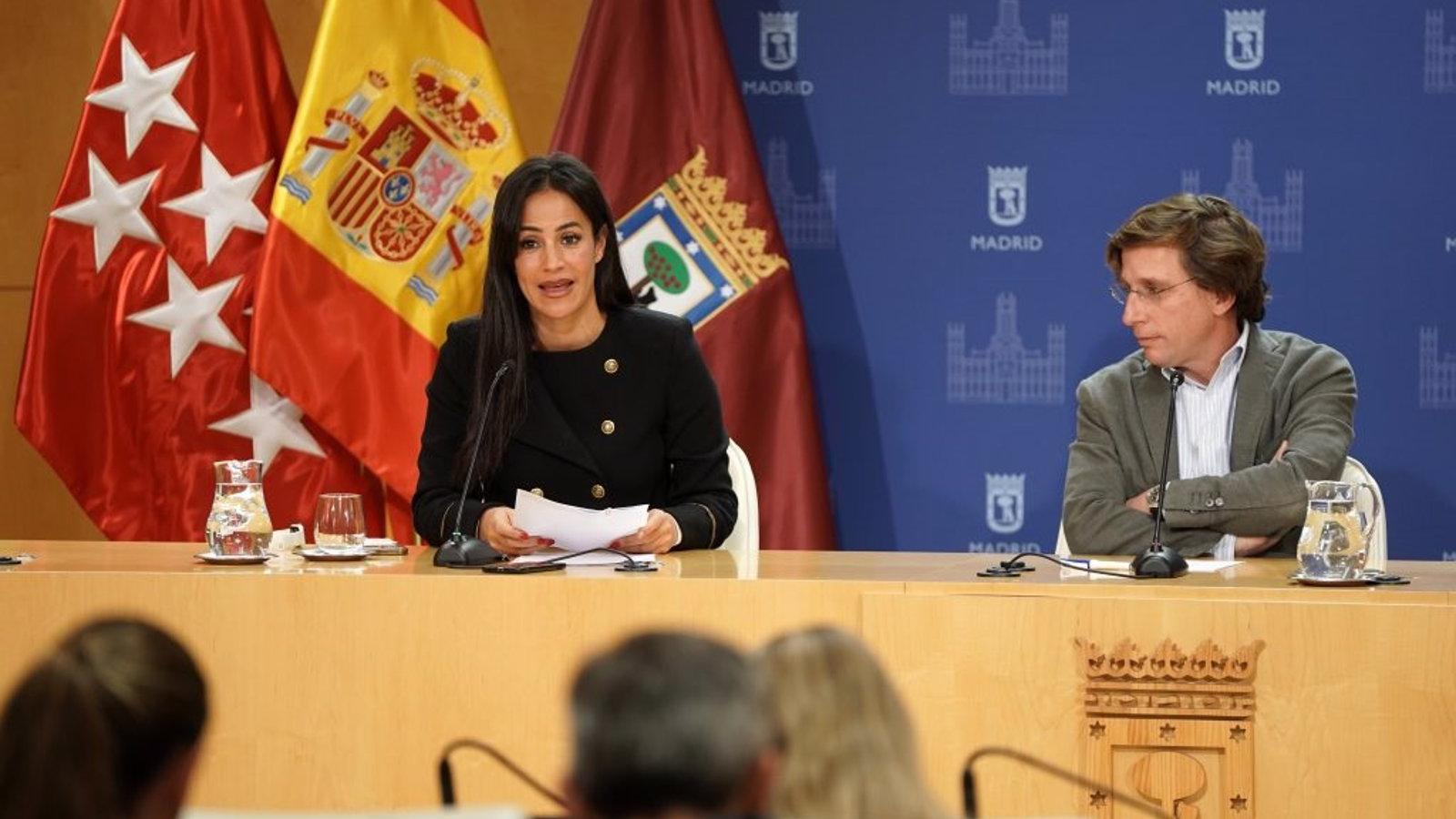 Martínez-Almeida y Villacís felicitan la Navidad a los trabajadores en Nochebuena