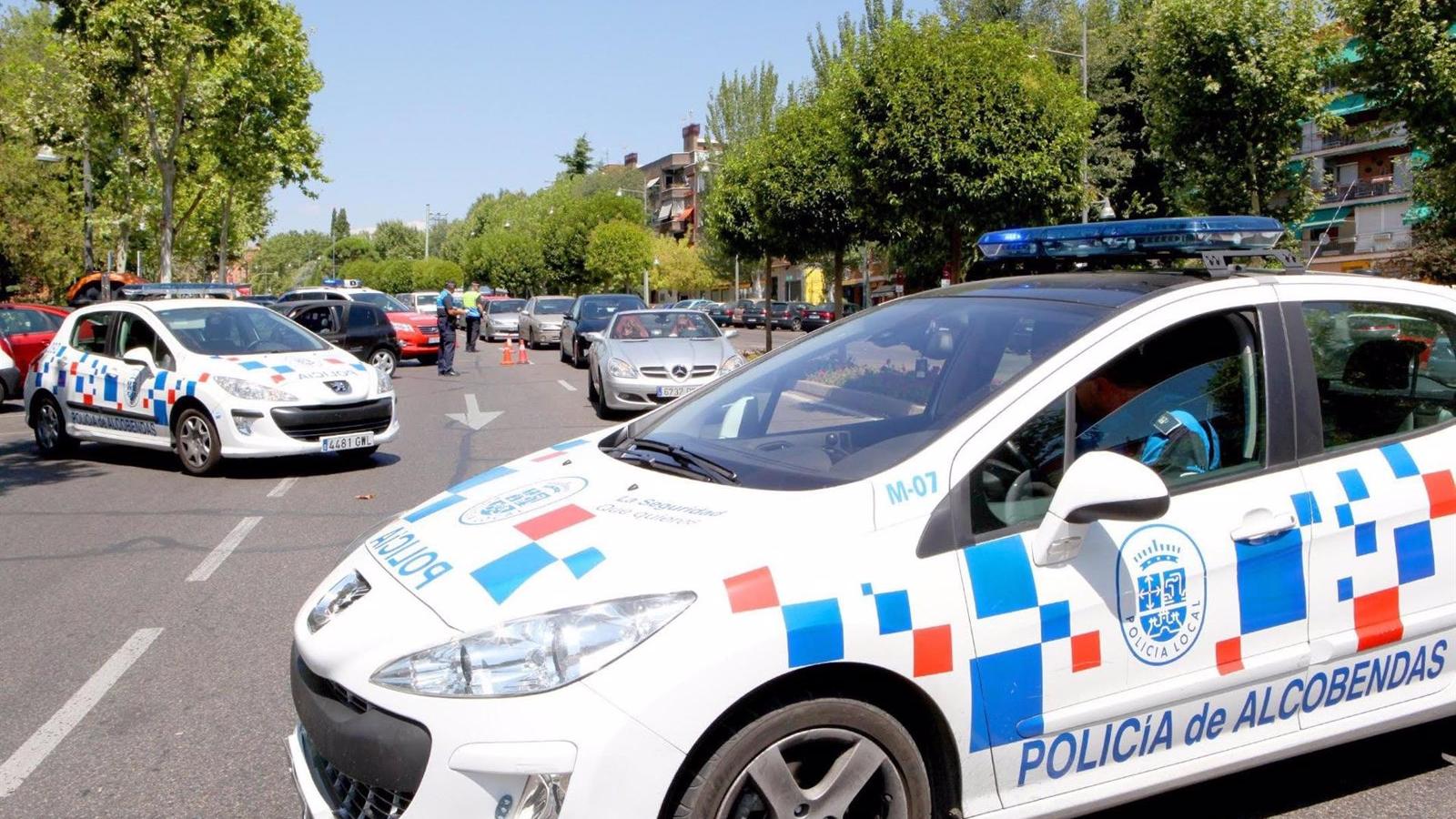 Un policía local pierde el control de su coche y arrolla a varias personas durante una procesión en Alcobendas
