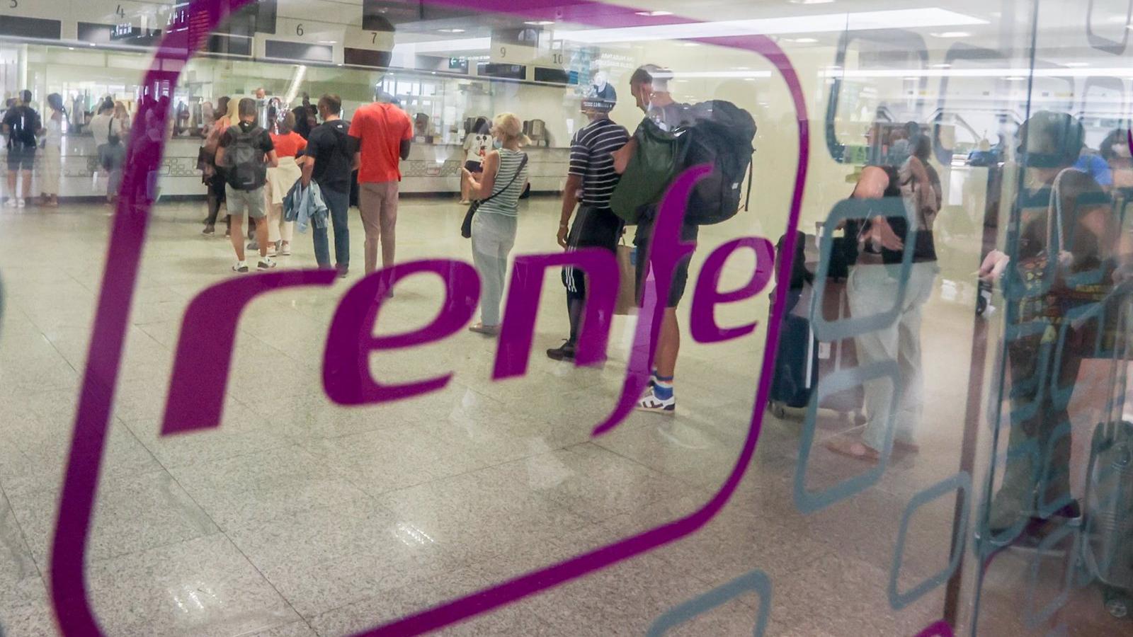 Los usuarios de Renfe ya pueden adquirir los abonos gratuitos para los próximos cuatro meses Los usuarios de Renfe ya pueden adquirir los abonos gratuitos para los próximos cuatro meses